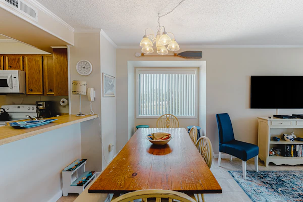 First-floor, oceanfront condo with great pool view, balconies, WiFi, shared pool