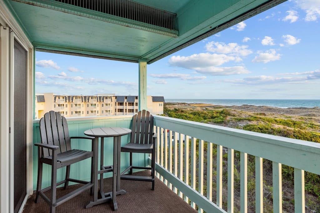 Oceanfront corner condo with balcony, washer/dryer, AC, & pool access