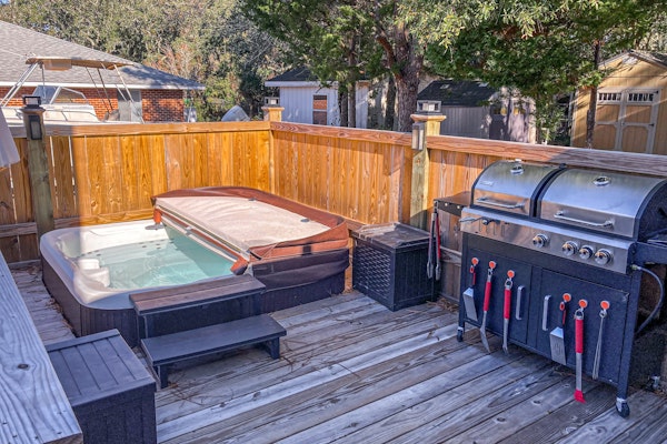 Coastal home with private hot tub and fire-pit, close to local attractions