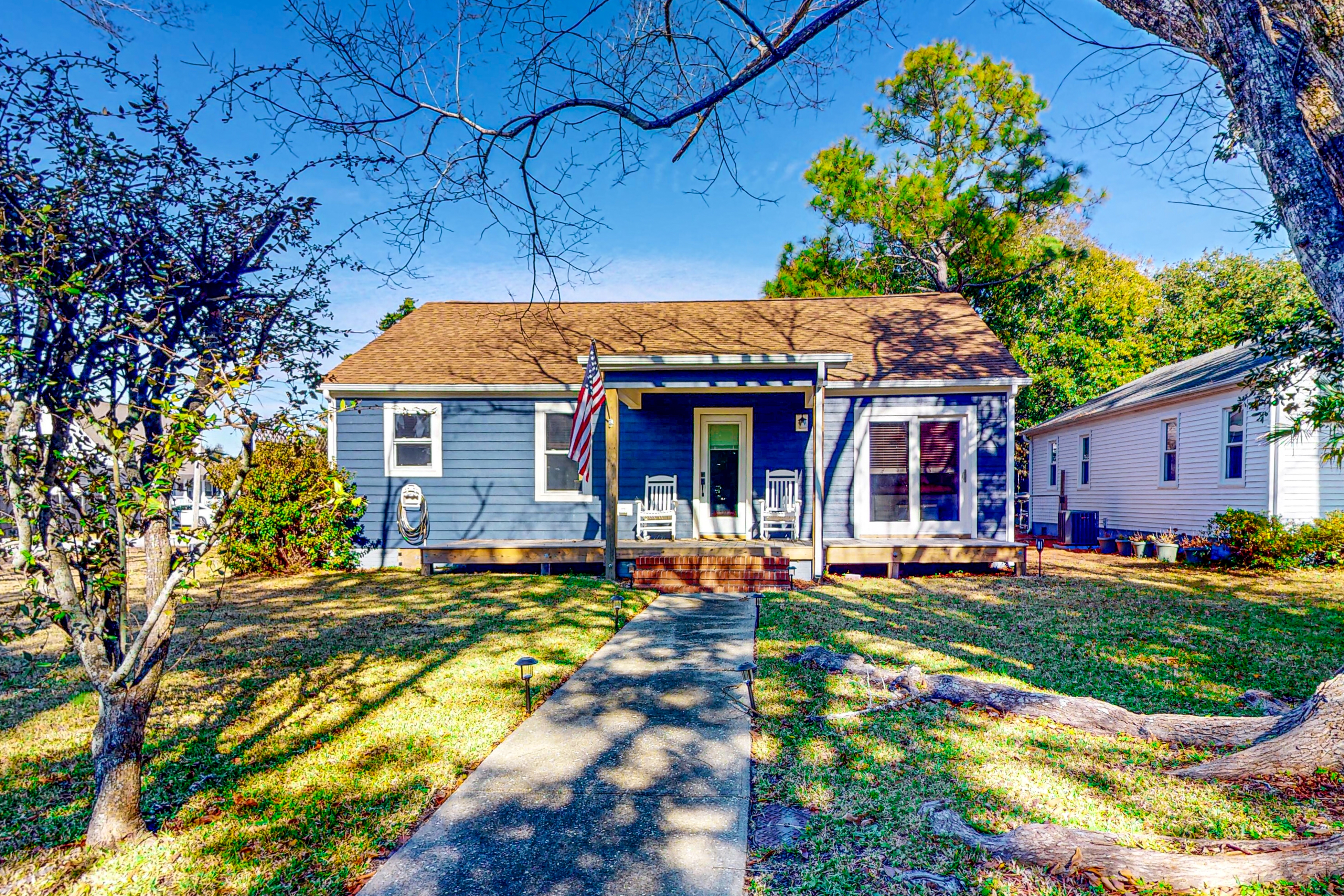 Coastal home with private hot tub and fire-pit, close to local attractions
