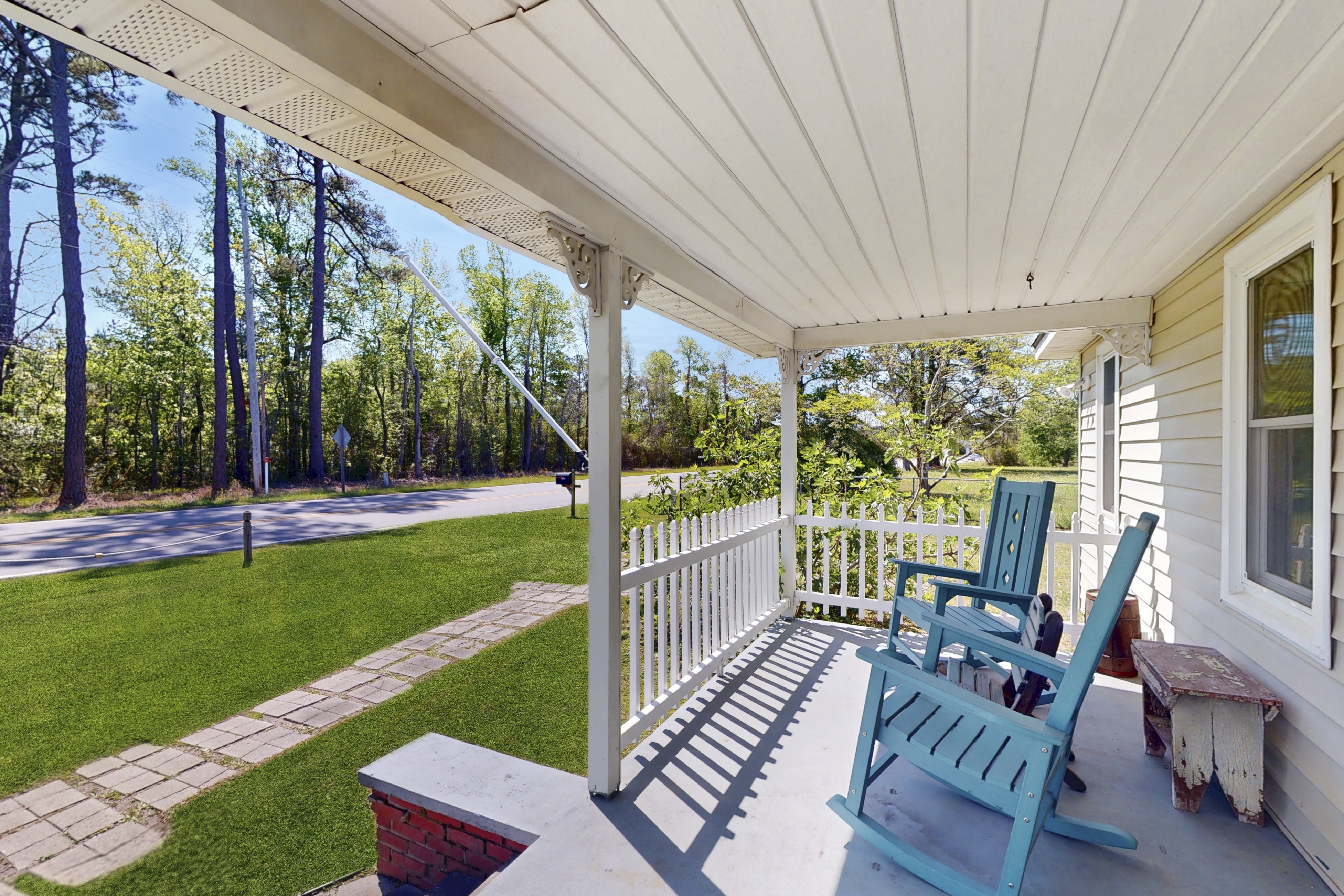 Dog-friendly coastal home with enclosed yard, gas grill and fire-pit