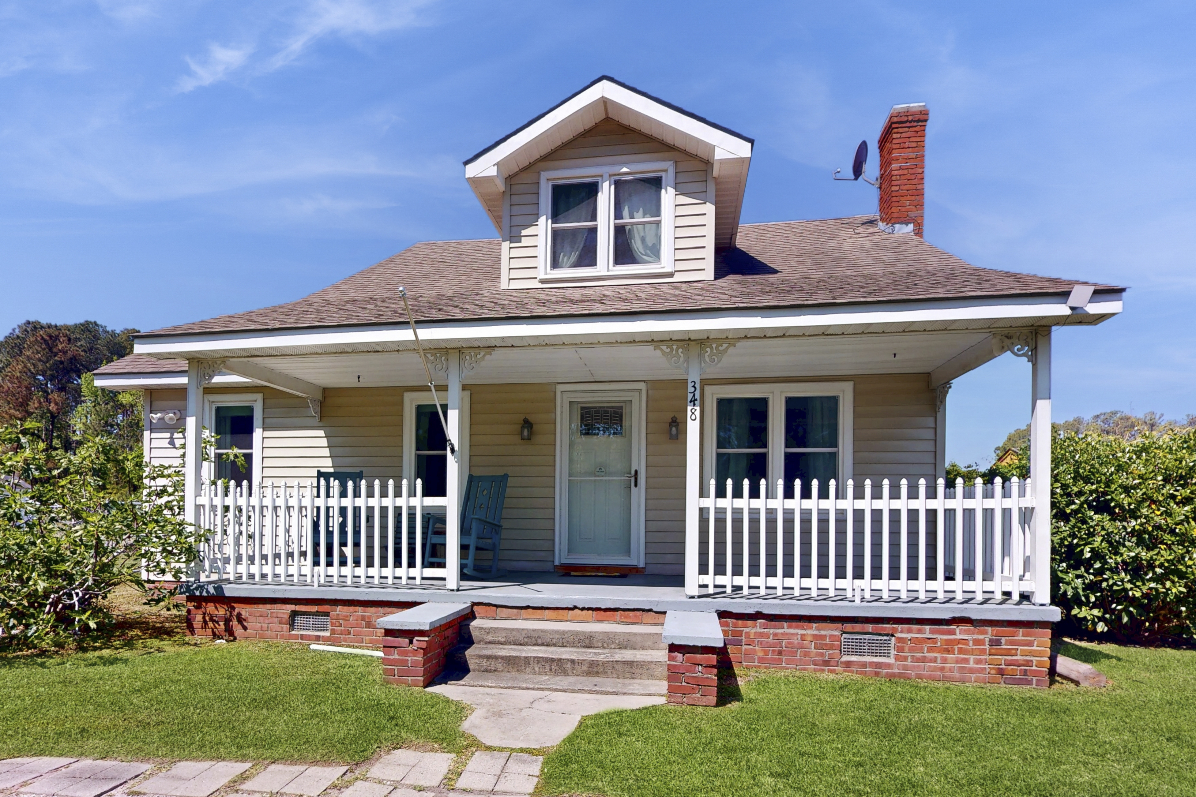 Dog-friendly coastal home with enclosed yard, gas grill and fire-pit