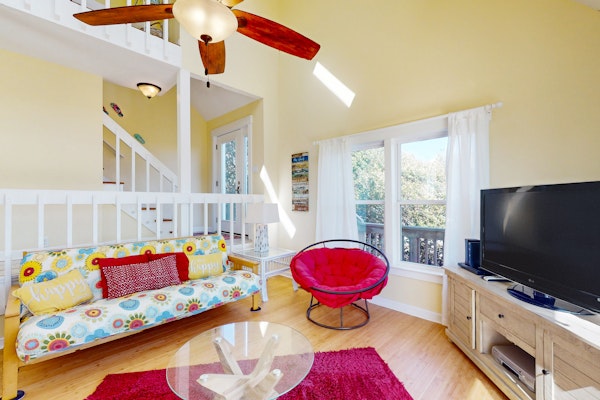 Pleasant ocean view home with balcony, rocking chairs, soaking tub, AC, & W/D