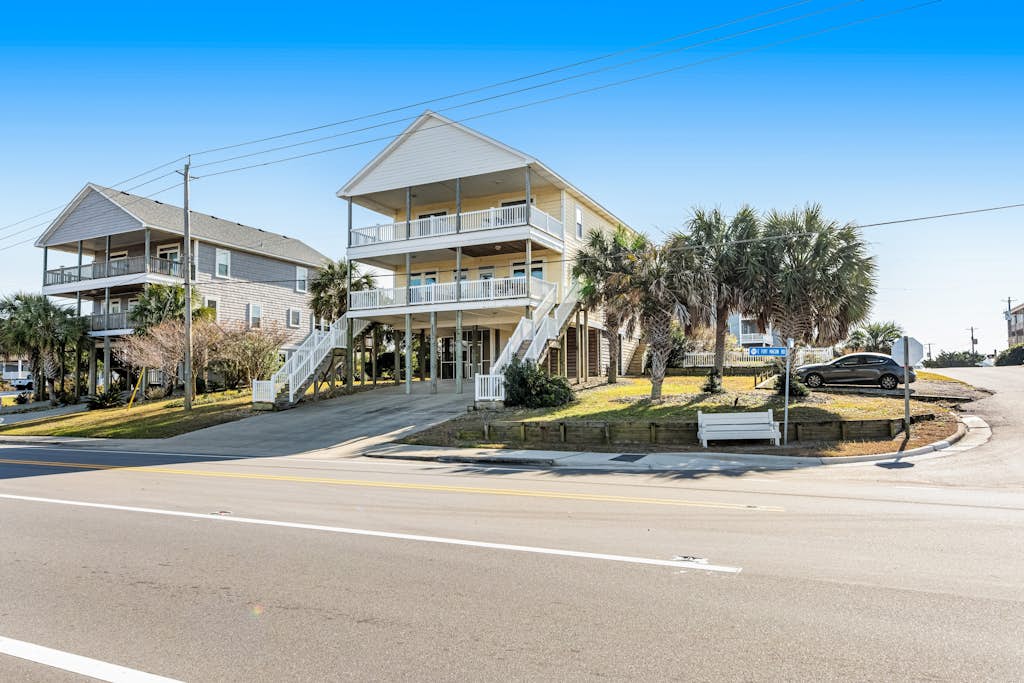 Over by the Sea: Dog & snowbird-friendly home with sound views