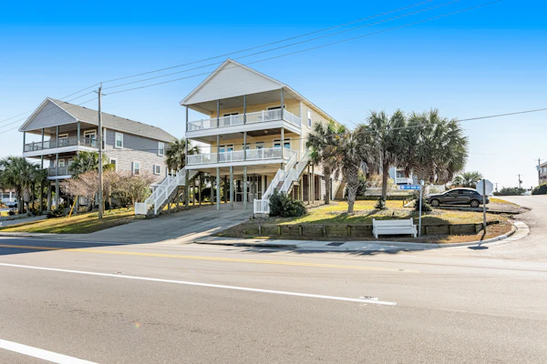 Over by the Sea: Dog & snowbird-friendly home with sound views