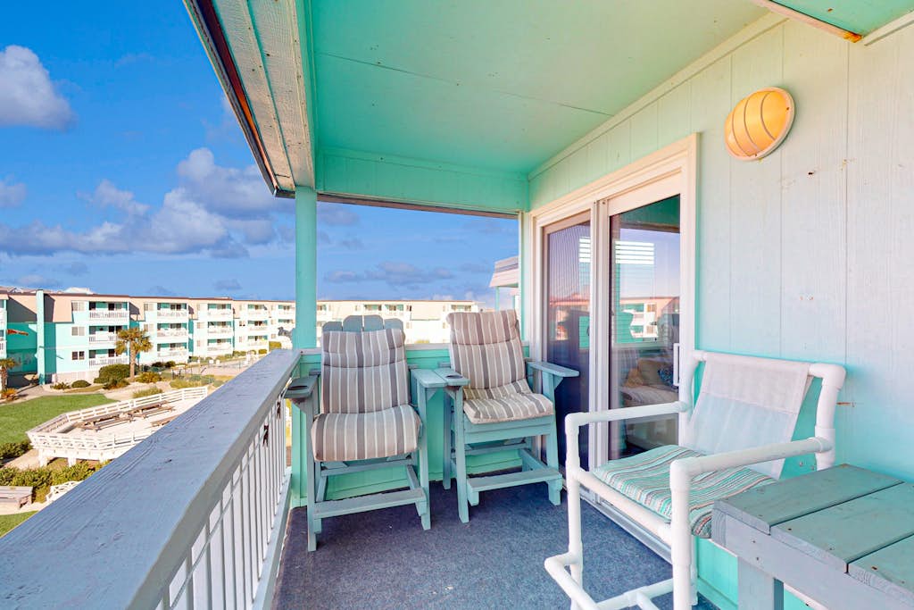 Condo with on-site beach access, pools, grill/picnic areas, & private balcony