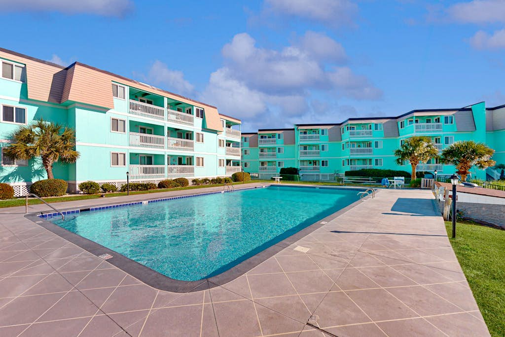 Condo with on-site beach access, pools, grill/picnic areas, & private balcony