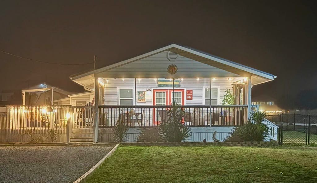 Dog Friendly Fully Fenced in Yard