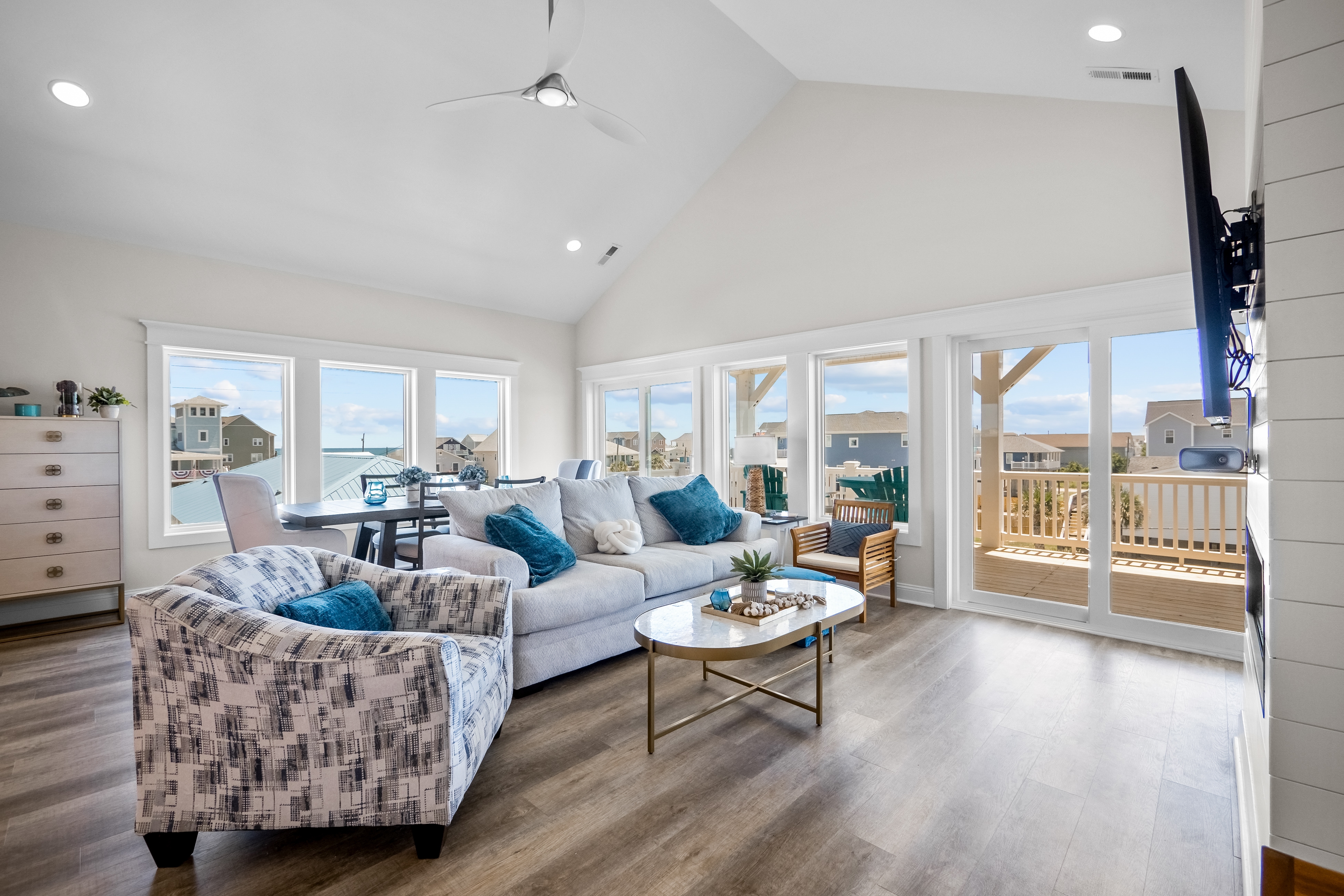 Coastal home with short walk to the beach- Dogs Welcome