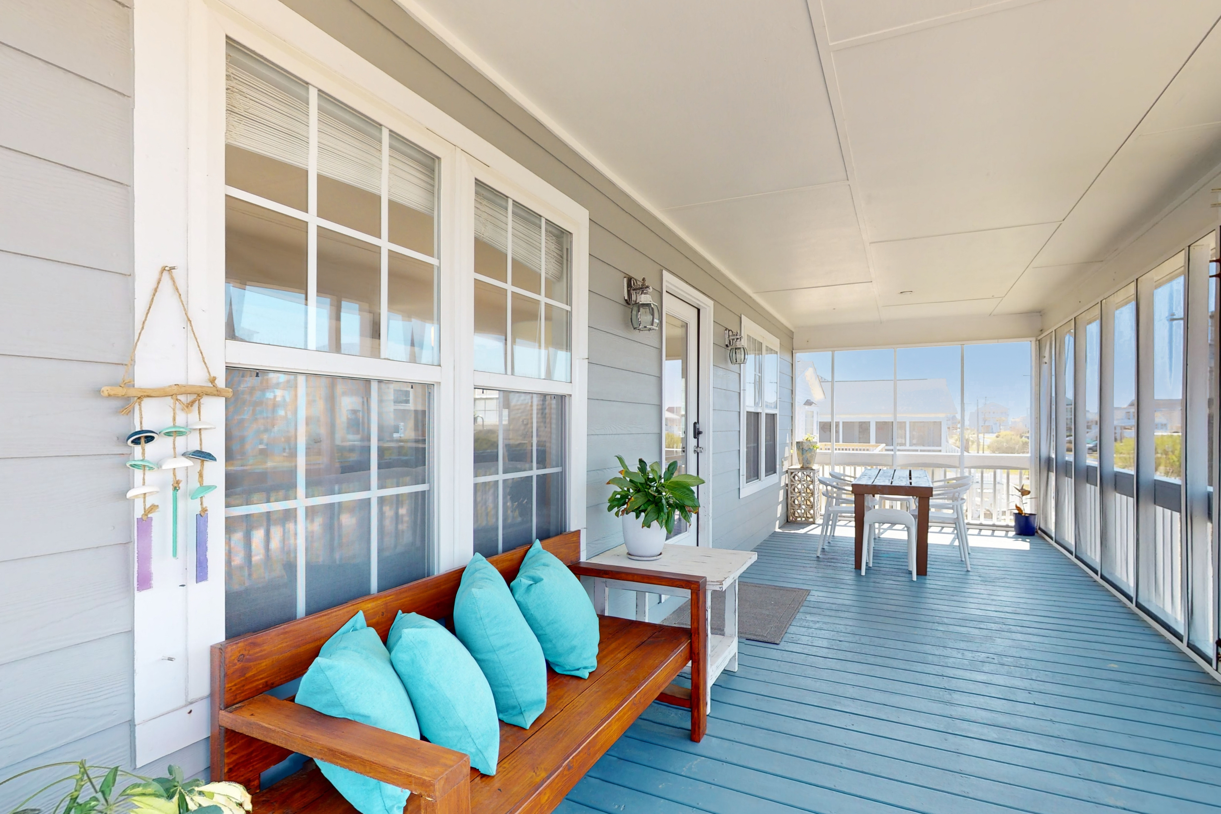 Dog-friendly Surf City retreat with deck - steps to the beach and boat ramp