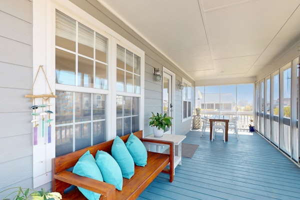 Dog-friendly Surf City retreat with deck - steps to the beach and boat ramp