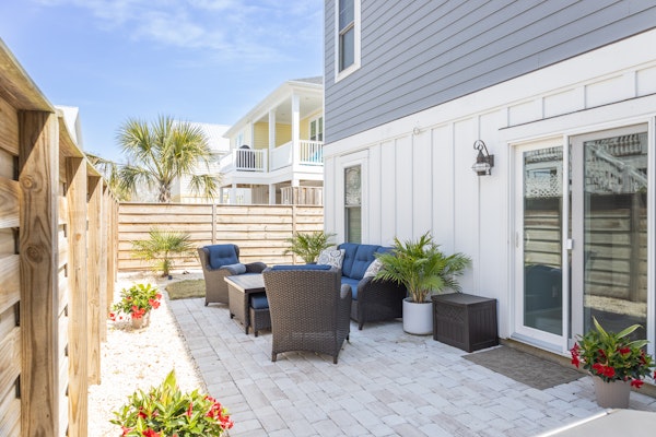 Beach Haven Getaway - quiet retreat short walk to beach & Tesla EV Charger