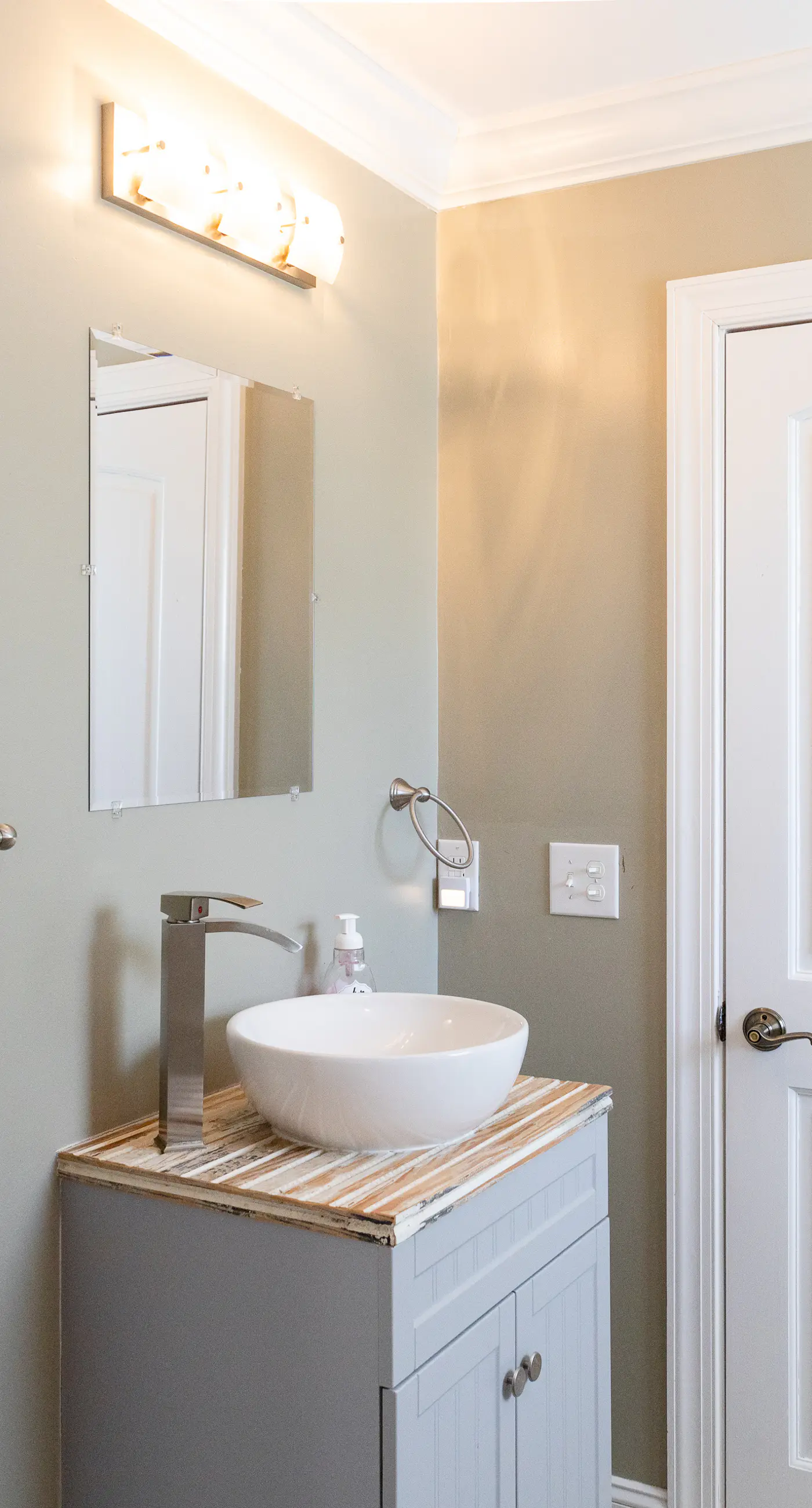 CB04 Spacious Beach Retreat