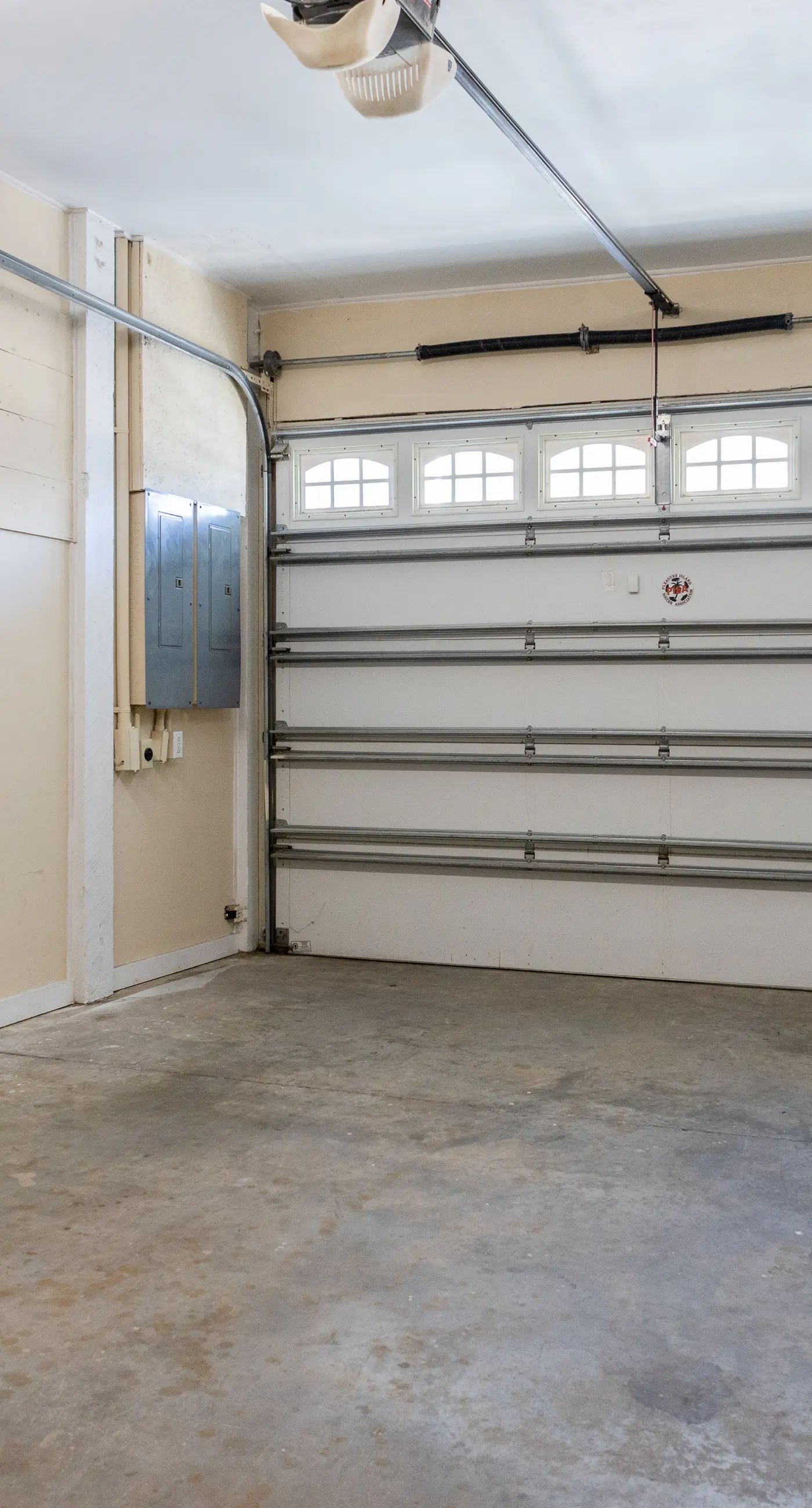 CB04 Spacious Beach Retreat