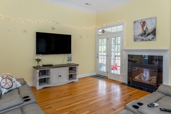 Waterfront home near beach with screened porch, grill, fireplace, AC, & WiFi