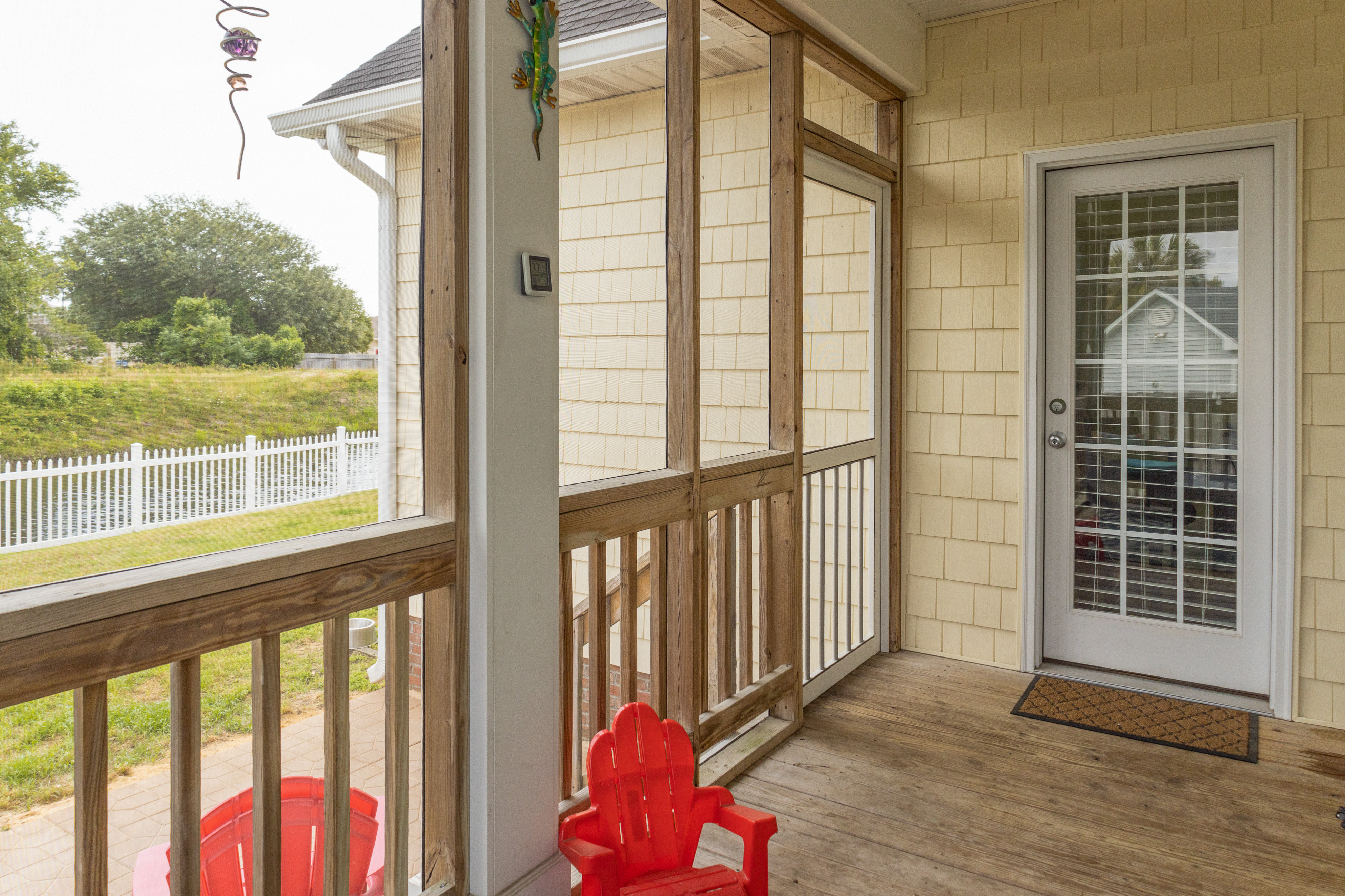 Waterfront home near beach with screened porch, grill, fireplace, AC, & WiFi