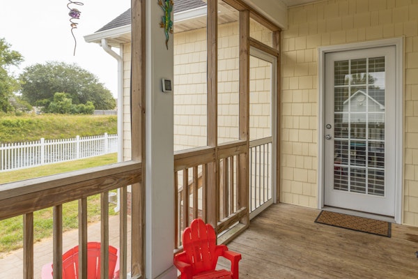 Waterfront home near beach with screened porch, grill, fireplace, AC, & WiFi