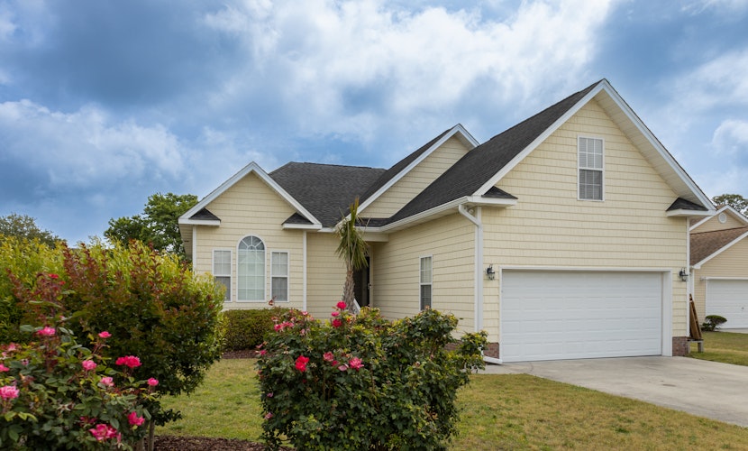 Waterfront home near beach with screened porch, grill, fireplace, AC, & WiFi