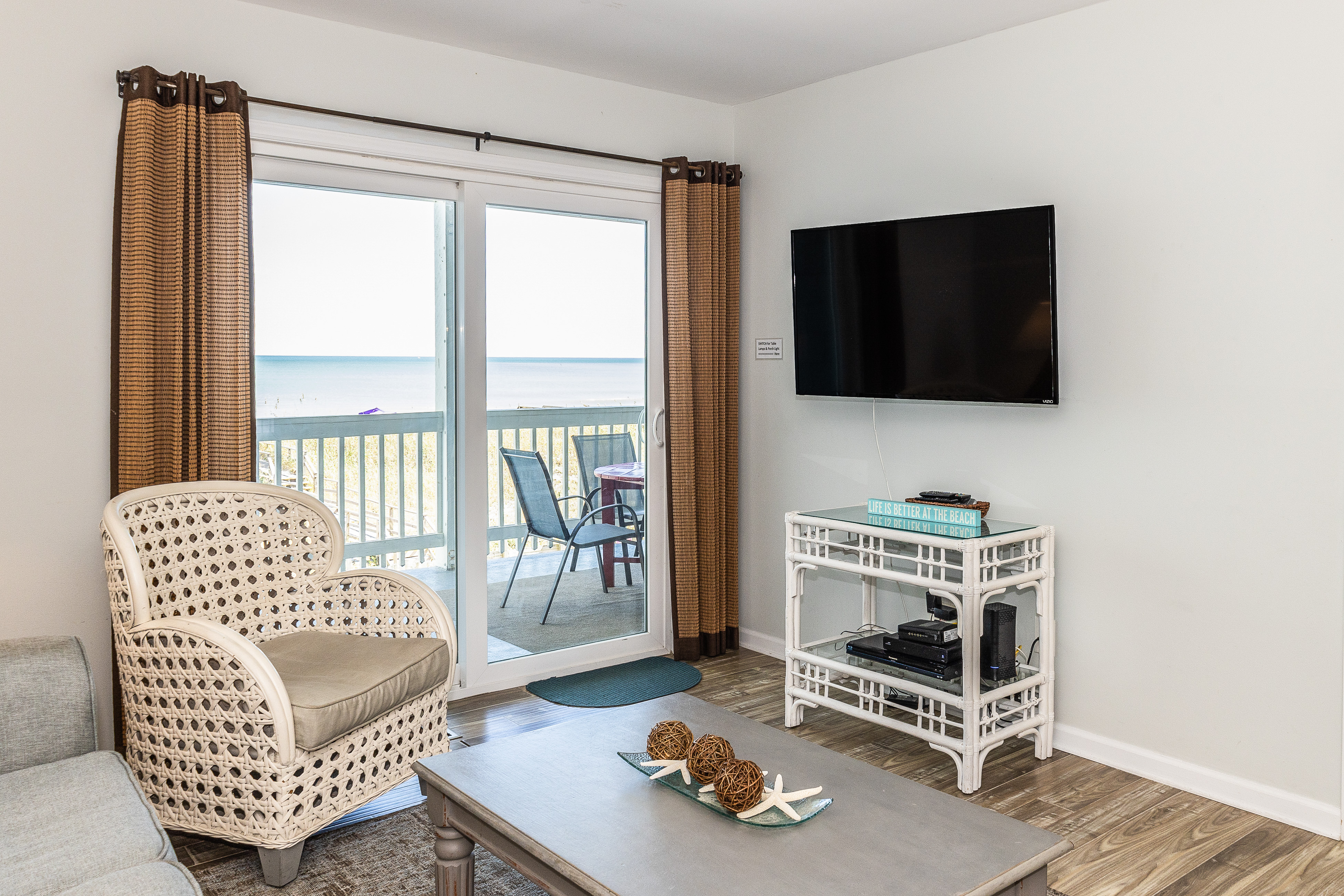 Lovely beachfront condo with beach access, central AC, washer/dryer & fast WiFi
