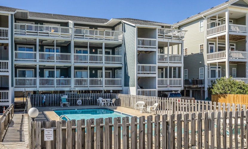 Lovely beachfront condo with beach access, central AC, washer/dryer & fast WiFi