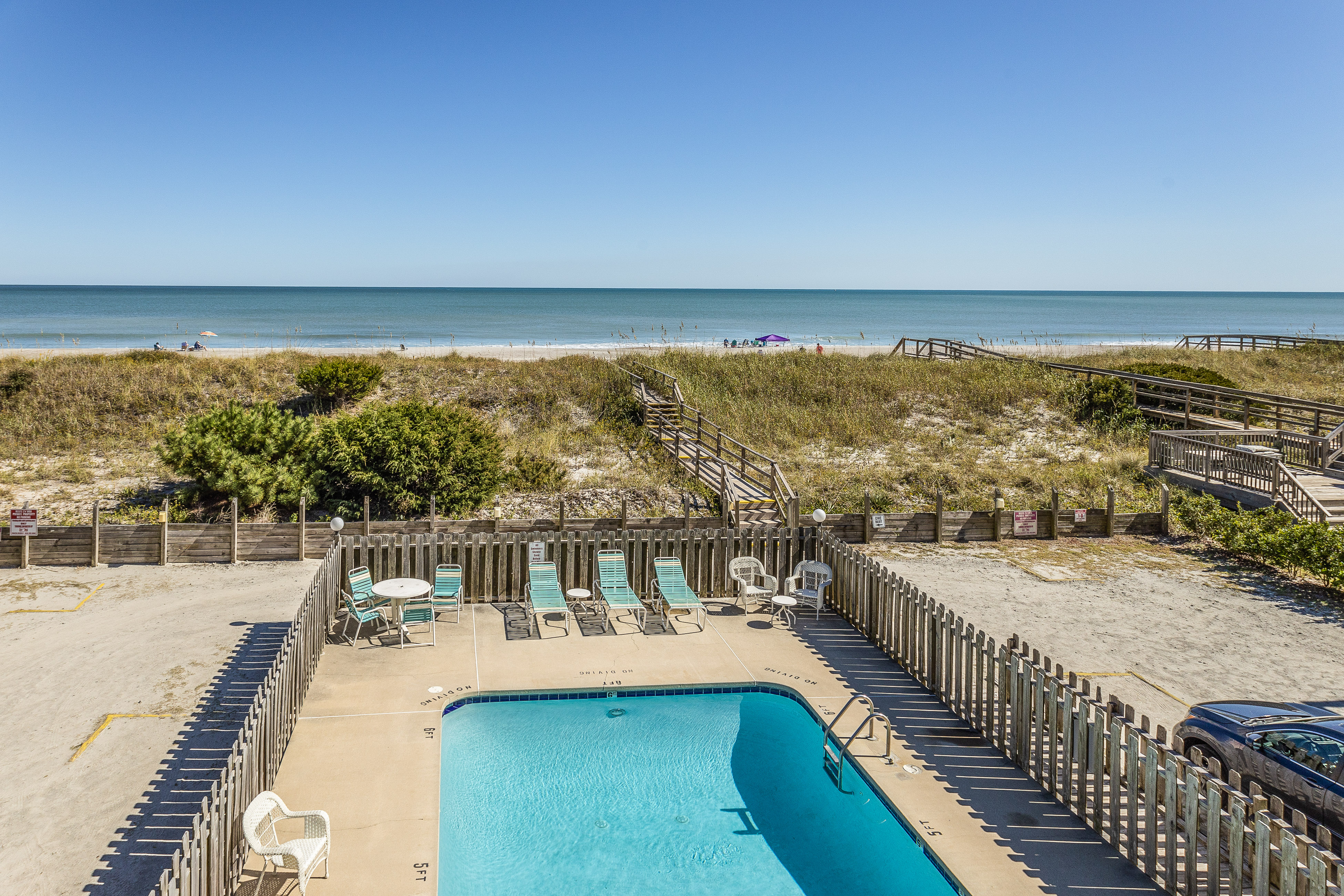 Lovely beachfront condo with beach access, central AC, washer/dryer & fast WiFi
