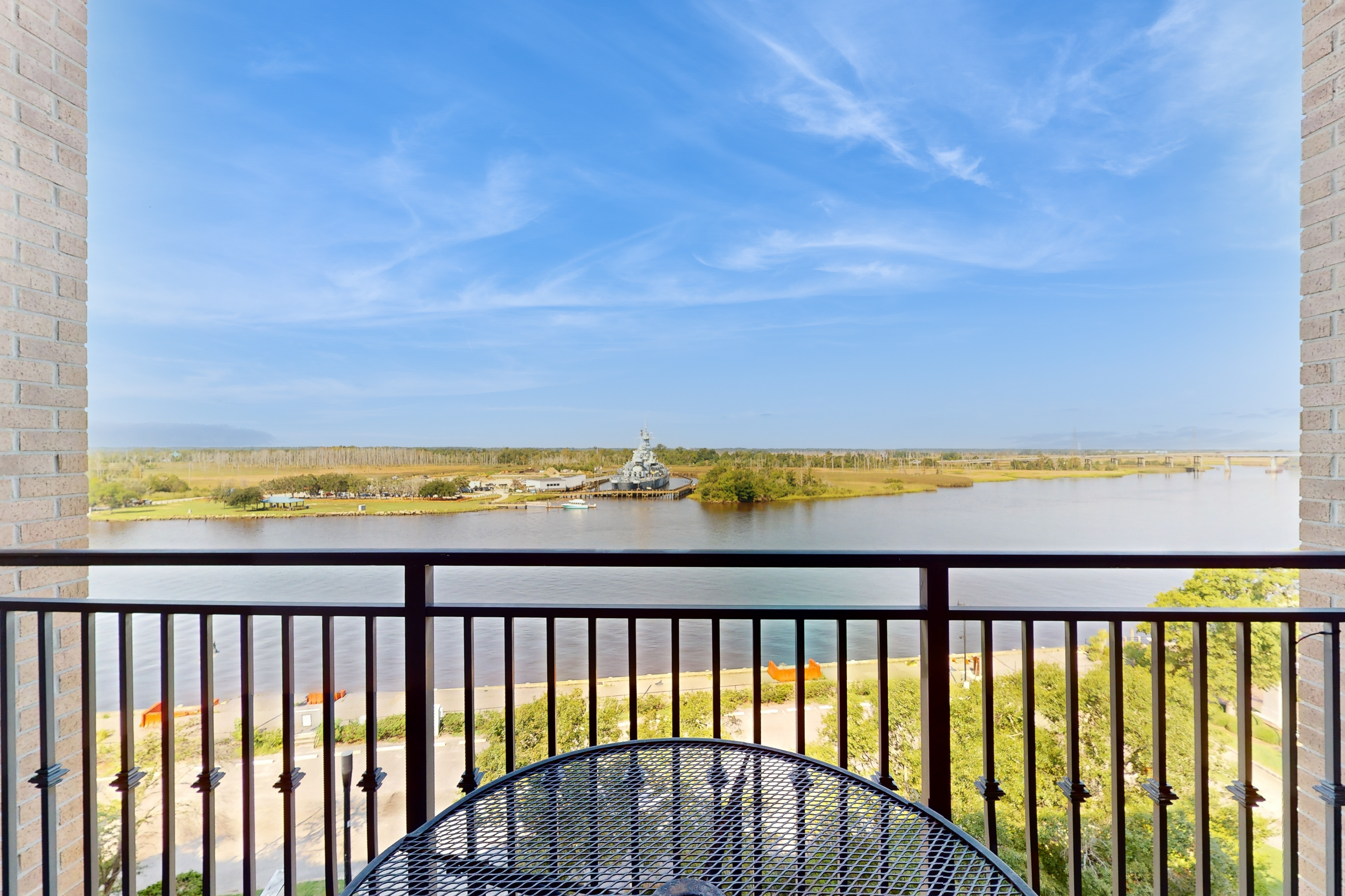 Lovely Modern Condo w/ Balcony - Walk to Riverfront Park