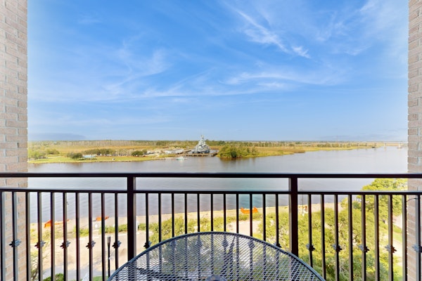 Lovely Modern Condo w/ Balcony - Walk to Riverfront Park