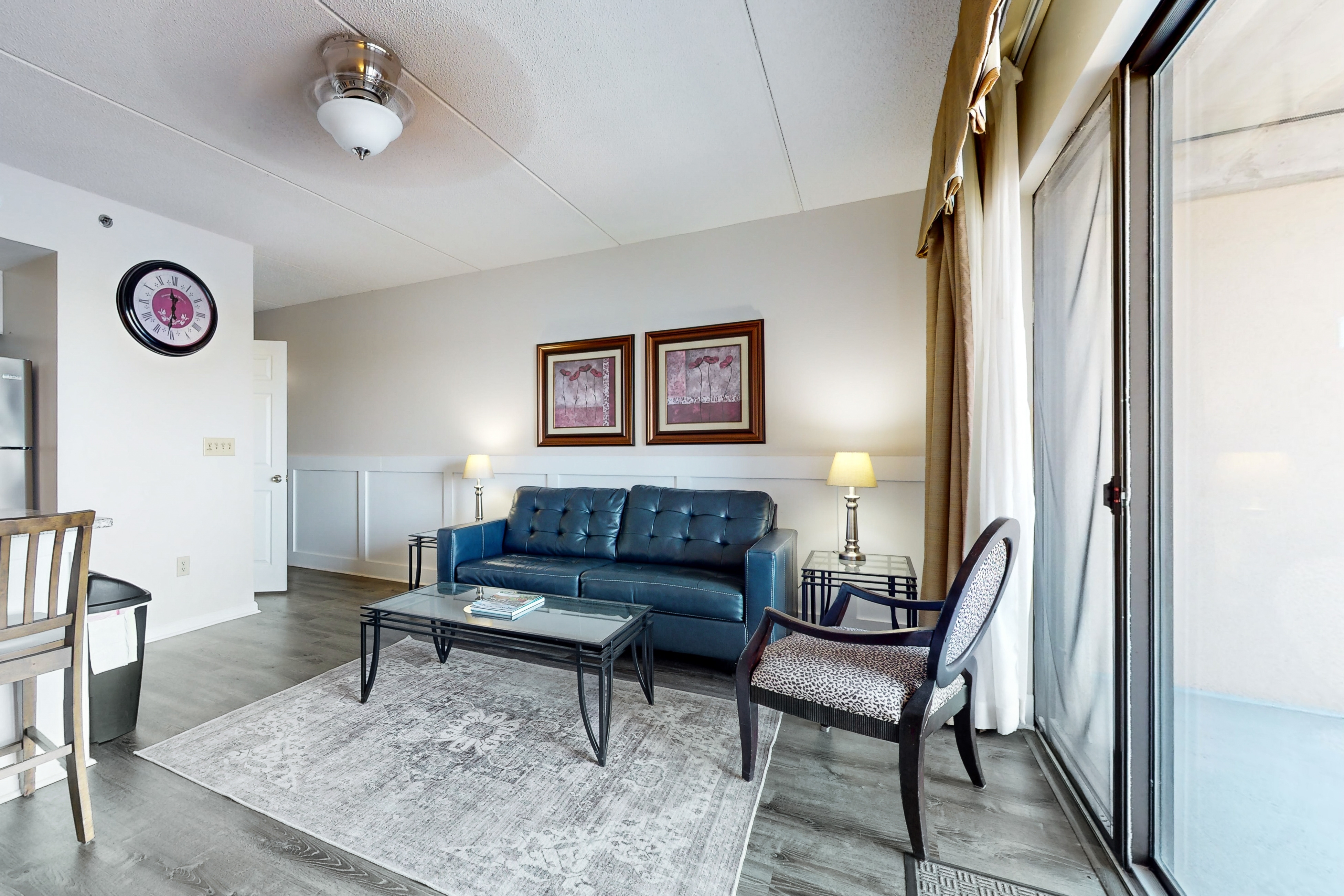 Lovely Modern Condo w/ Balcony - Walk to Riverfront Park