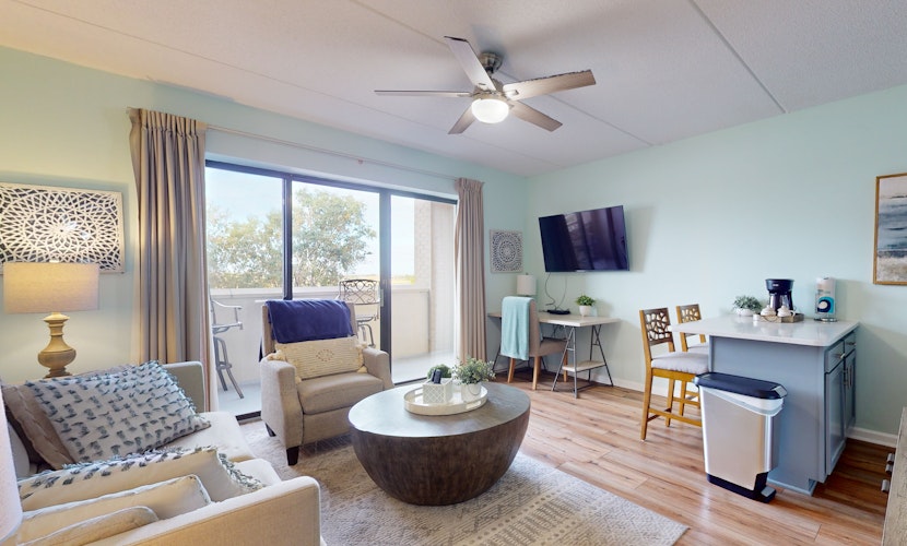 Historic river-view condo with cozy balcony, washer/dryer - walk to downtown