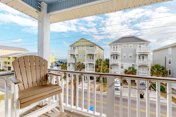 Ocean-view home 1 row back from beach with walkable location