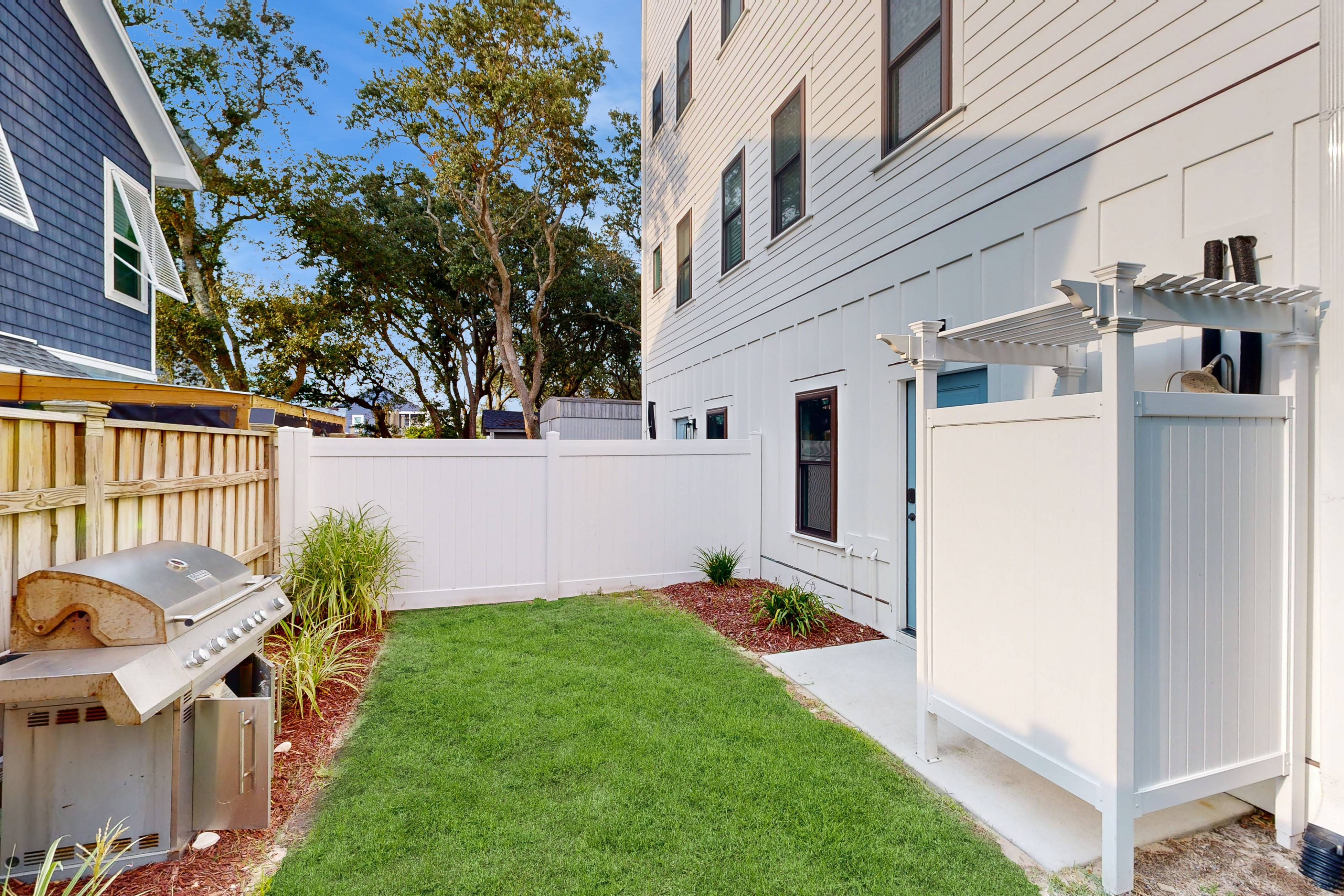 Oceanview home with close proximity to the beach, AC, W/D, & deck