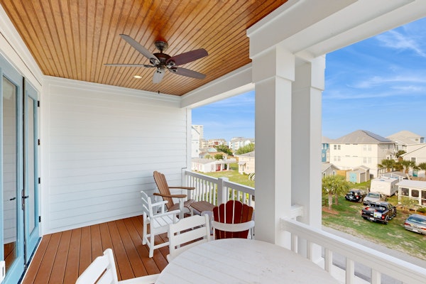 Oceanview home with close proximity to the beach, AC, W/D, & deck
