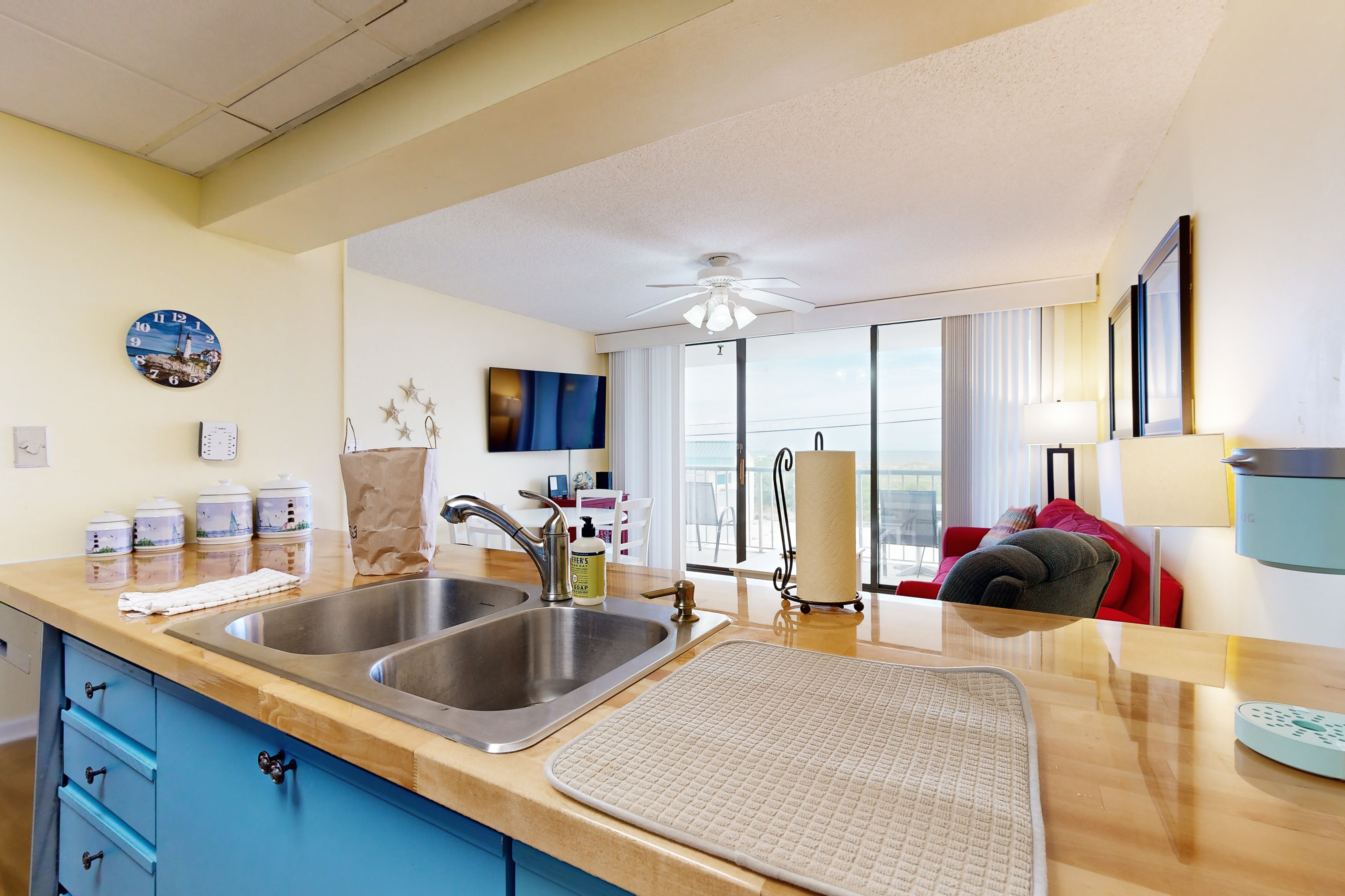 Oceanview condo with outdoor pool, ocean views and beach access