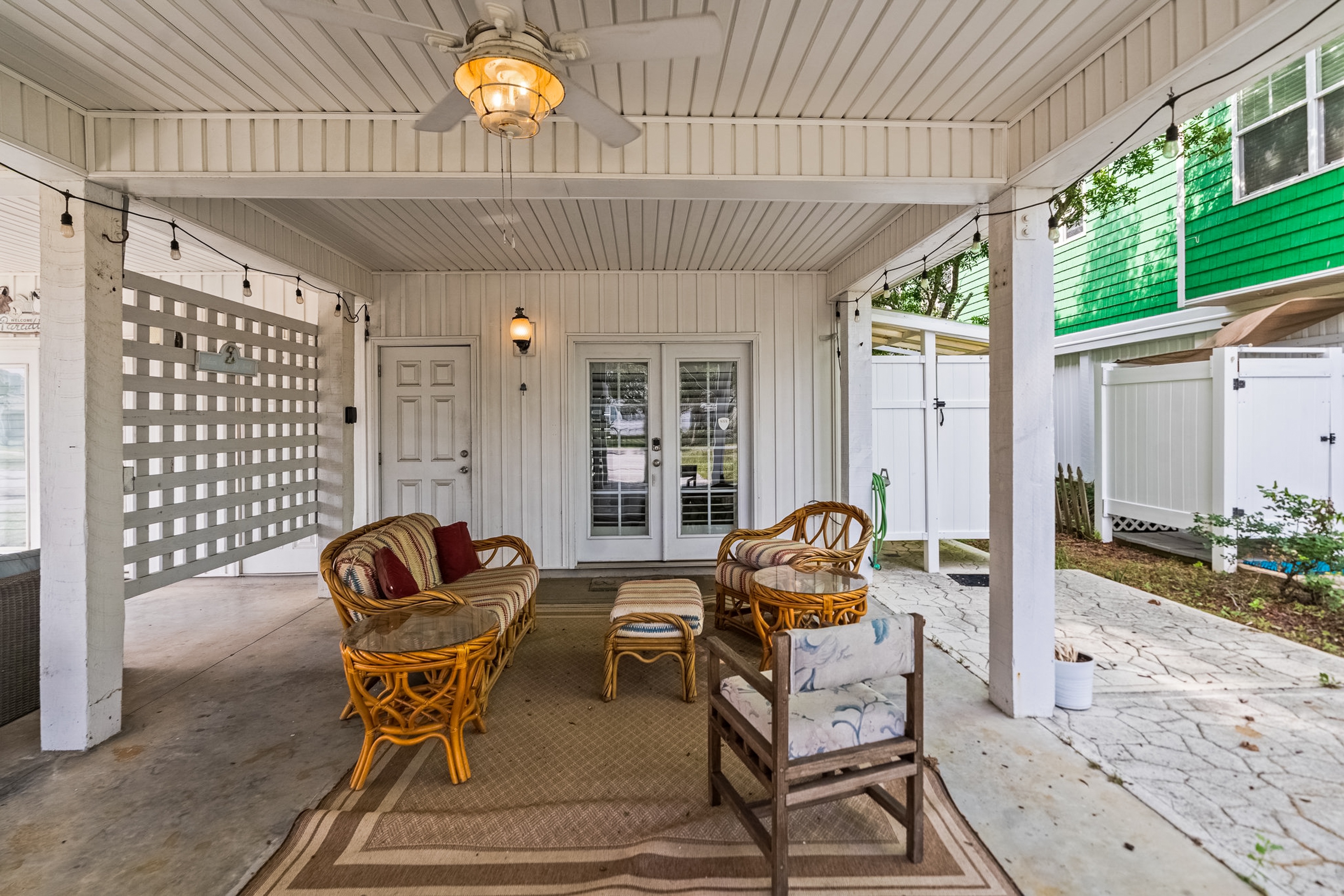 Coastal home with large deck, close to beach and local attractions