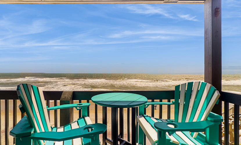 Beachfront Shipwatch townhome - ocean views - community pool, high-speed WiFi