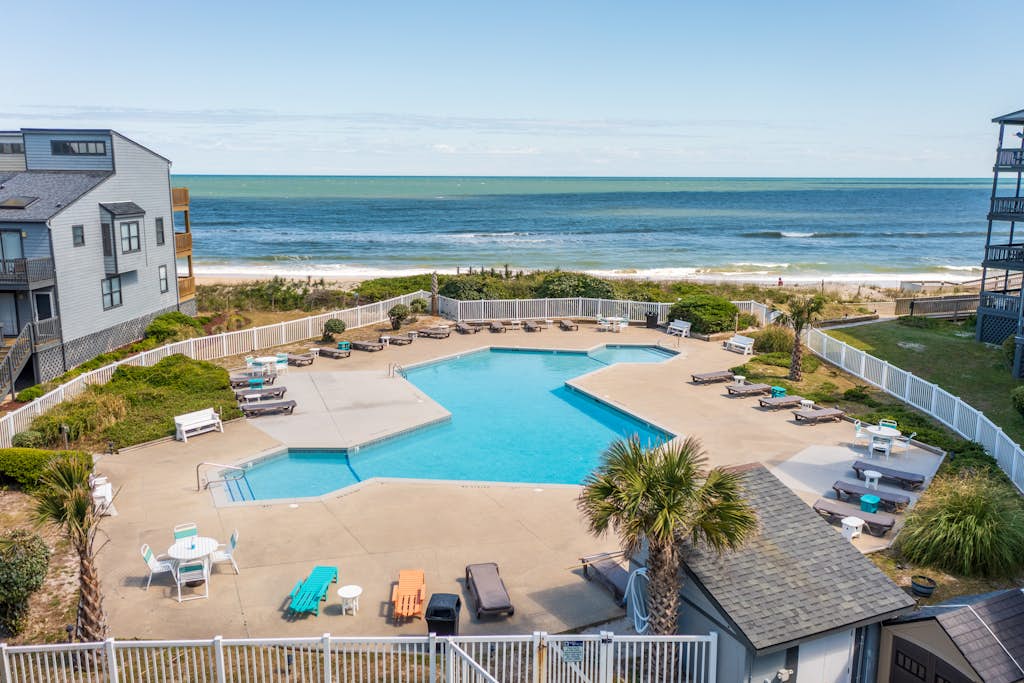 Beachfront Shipwatch townhome - ocean views - community pool, high-speed WiFi