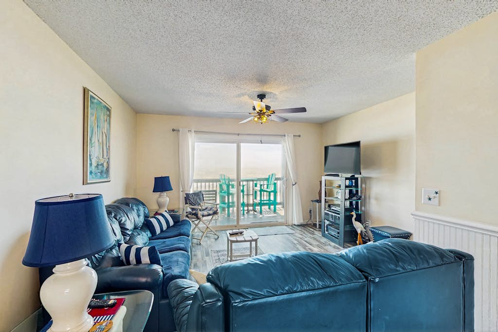 Beachfront Shipwatch townhome - ocean views - community pool, high-speed WiFi