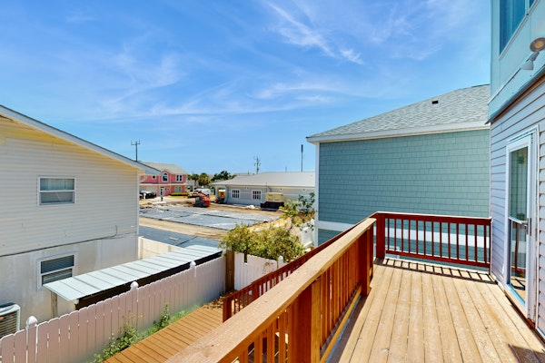 Coastal home with large deck, close to beach and local attractions