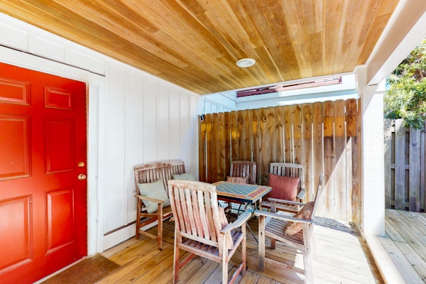 Beautiful beach house with an elevator, washer/dryer, & AC - walk to the beach