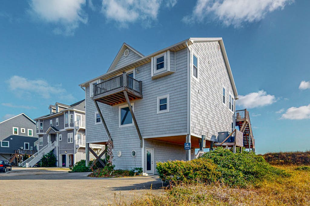 Beachfront home with private hot tub, W/D, outdoor shower, ocean view