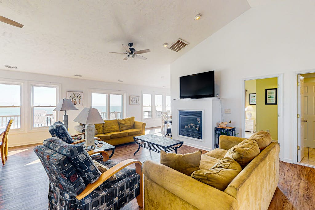 Beachfront home with private hot tub, W/D, outdoor shower, ocean view