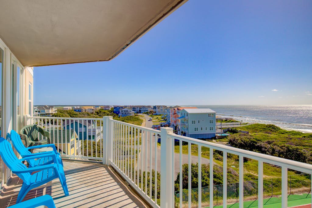Delightful beachfront condo with ocean views, pool, gym, sauna & tennis