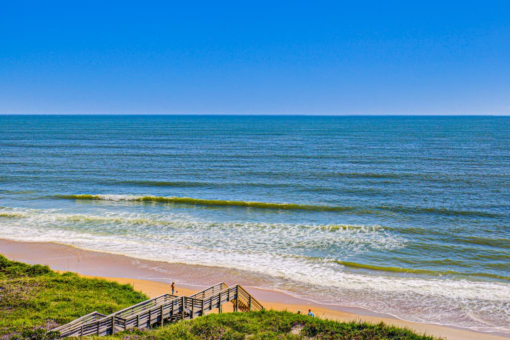 Delightful beachfront condo with ocean views, pool, gym, sauna & tennis