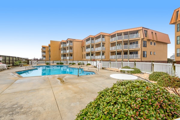 Oceanfront condo with ocean-view balcony - beach access, pool & fast WiFi