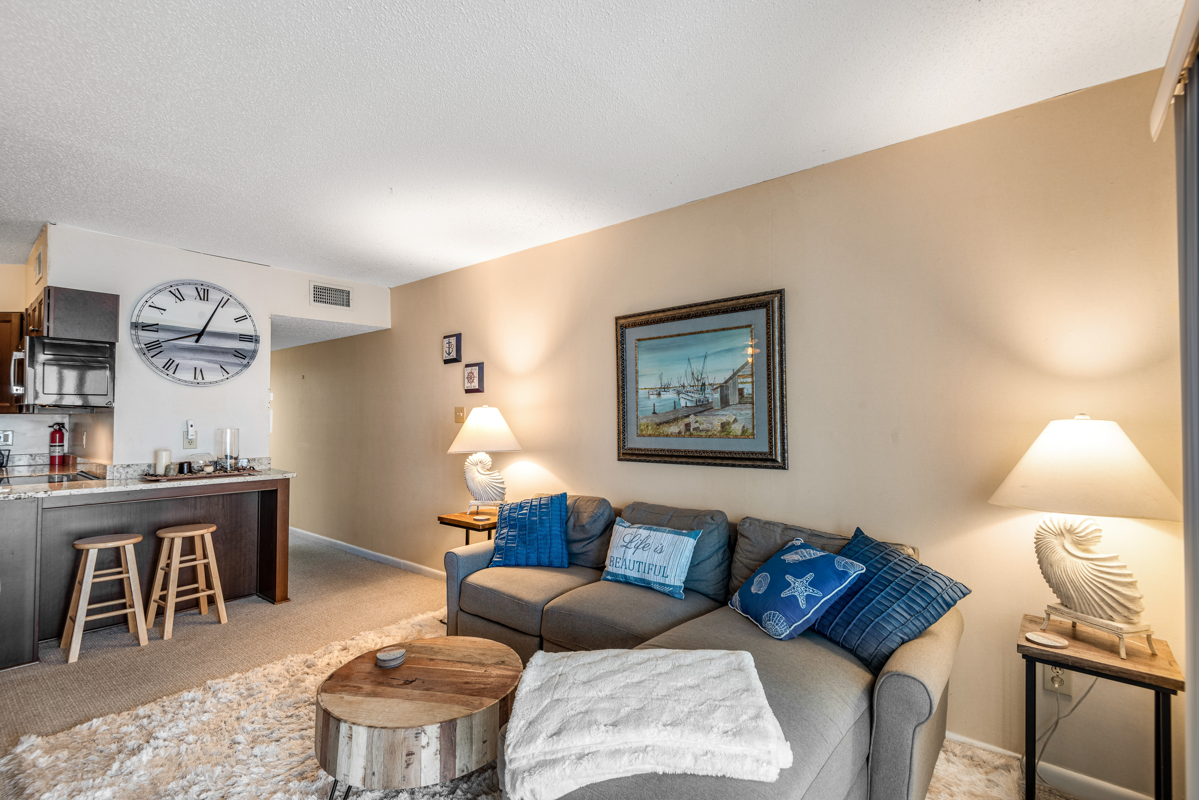 Oceanfront condo with ocean-view balcony - beach access, pool & fast WiFi