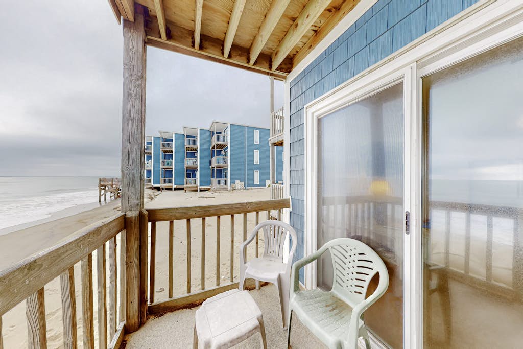 Oceanfront Topsail Reef condo with AC & WiFi - beach access & tennis