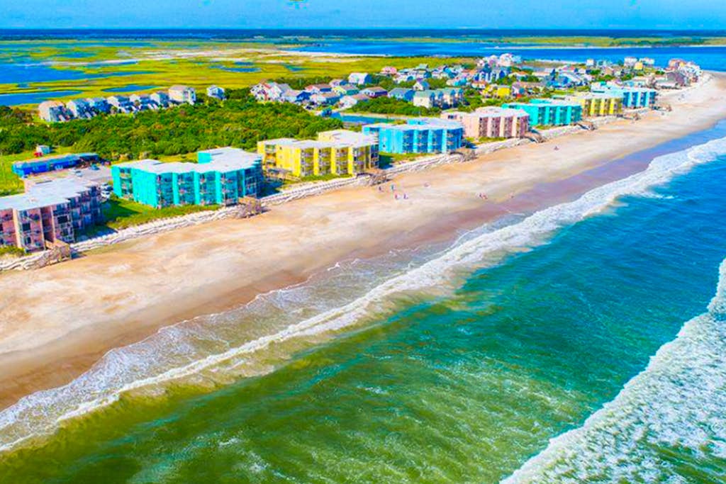 Oceanfront Topsail Reef condo with AC & WiFi - beach access & tennis