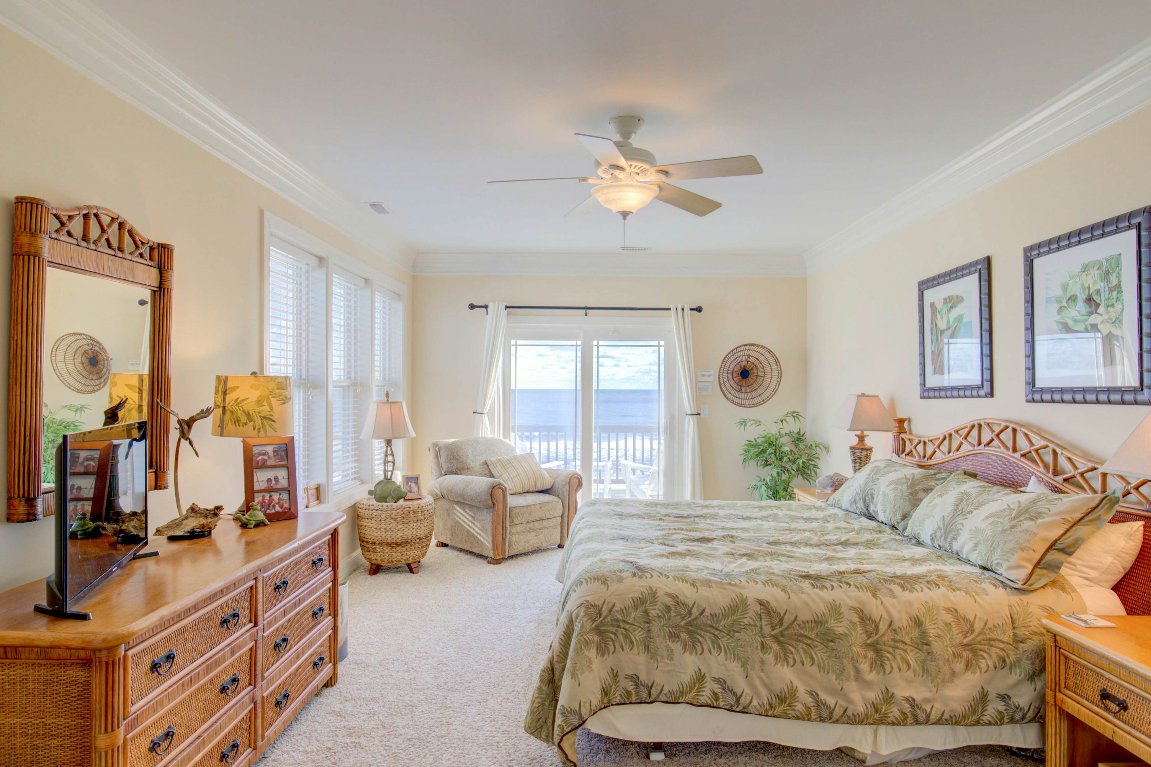 NTB4384 Parrots Perch