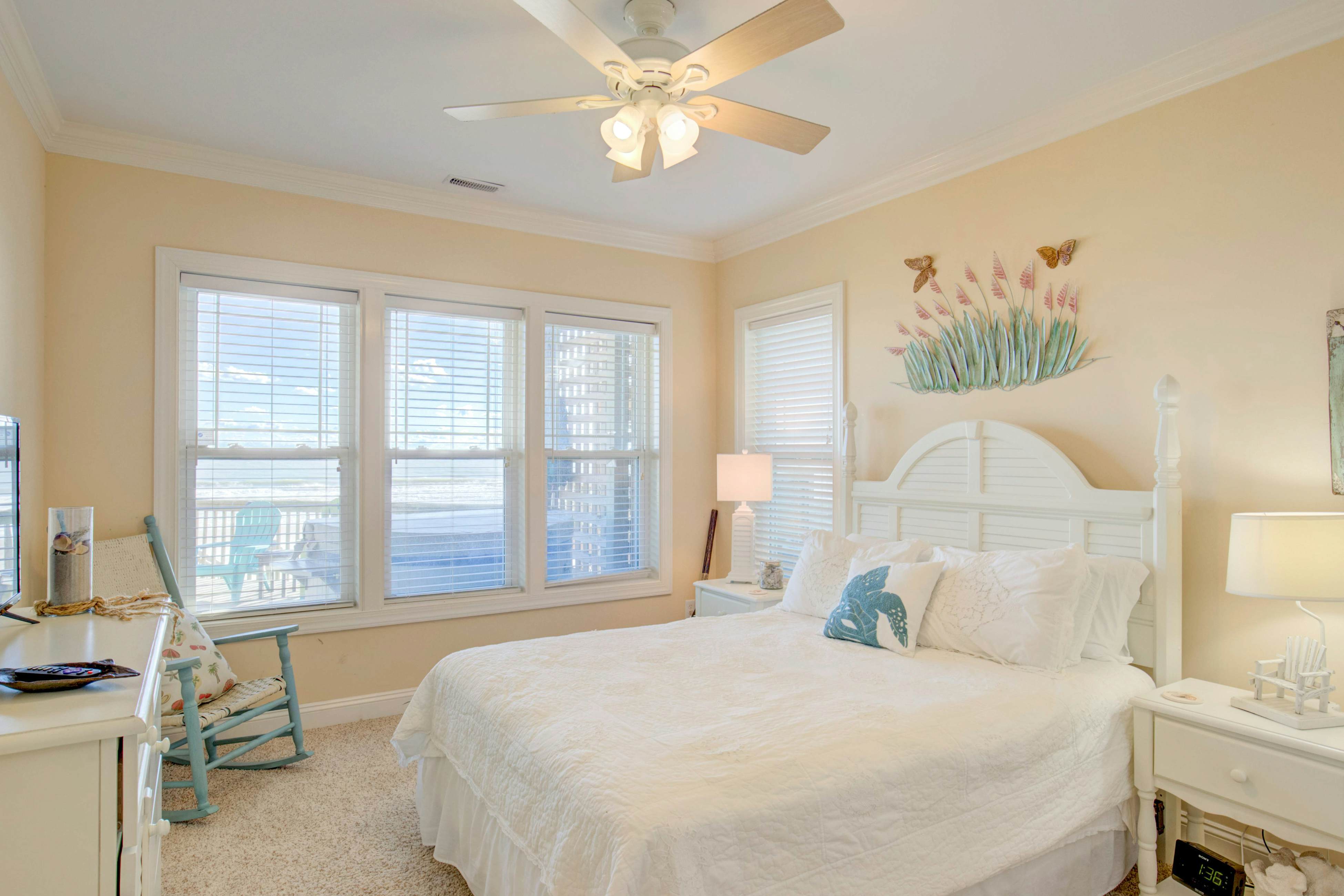 NTB4384 Parrots Perch