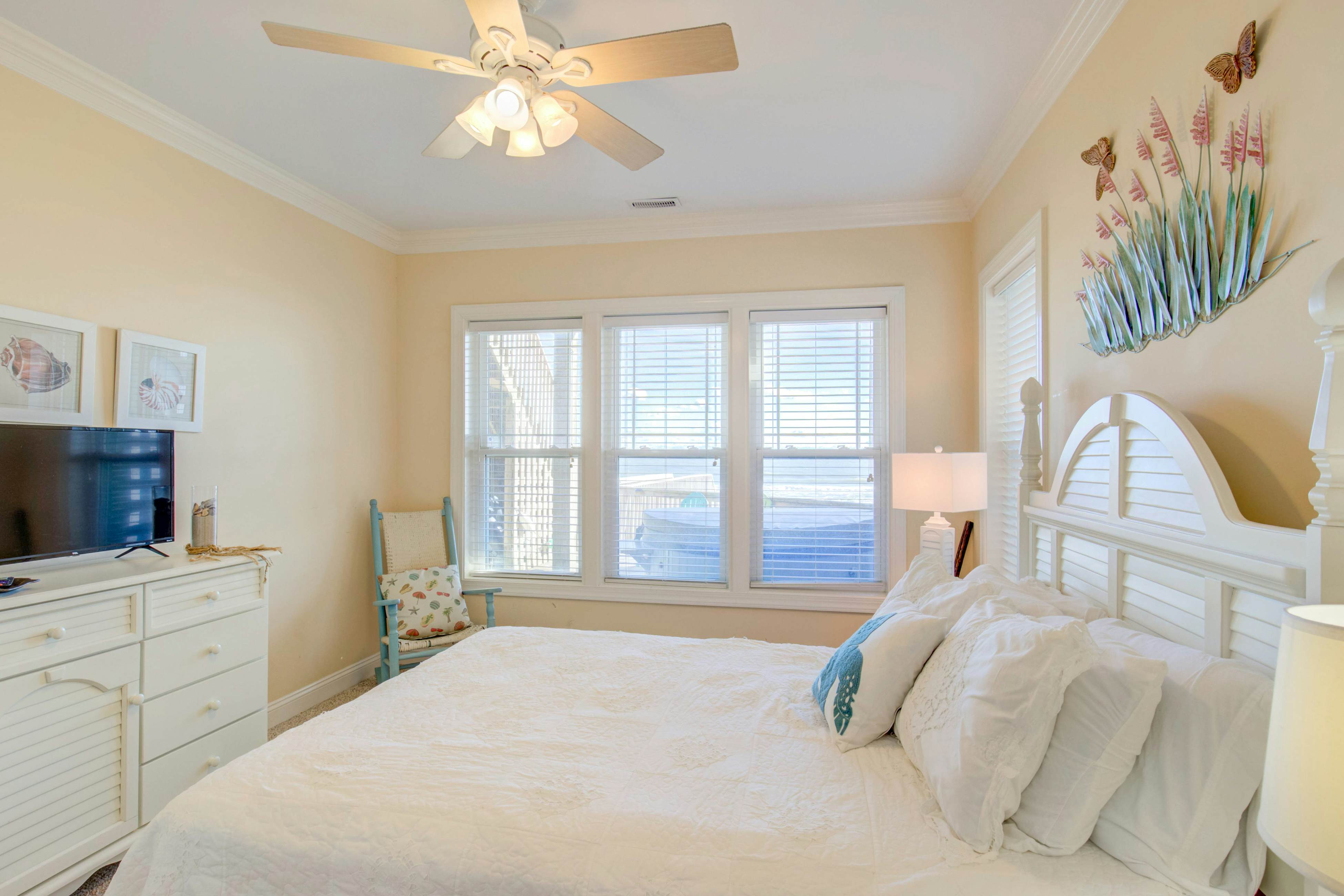 NTB4384 Parrots Perch